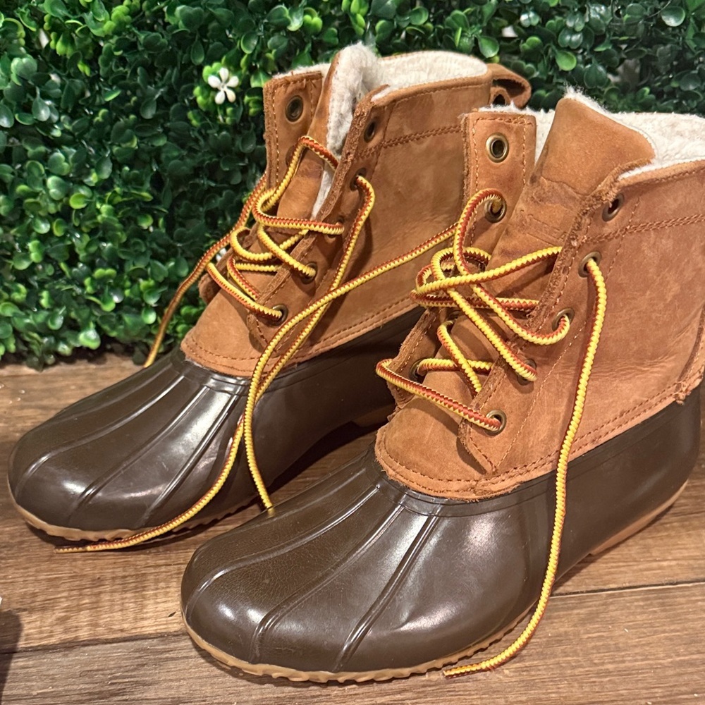 Women’s Brown Duck Boots with Sherpa Lining Womans Size 6 - Picture 5 of 5